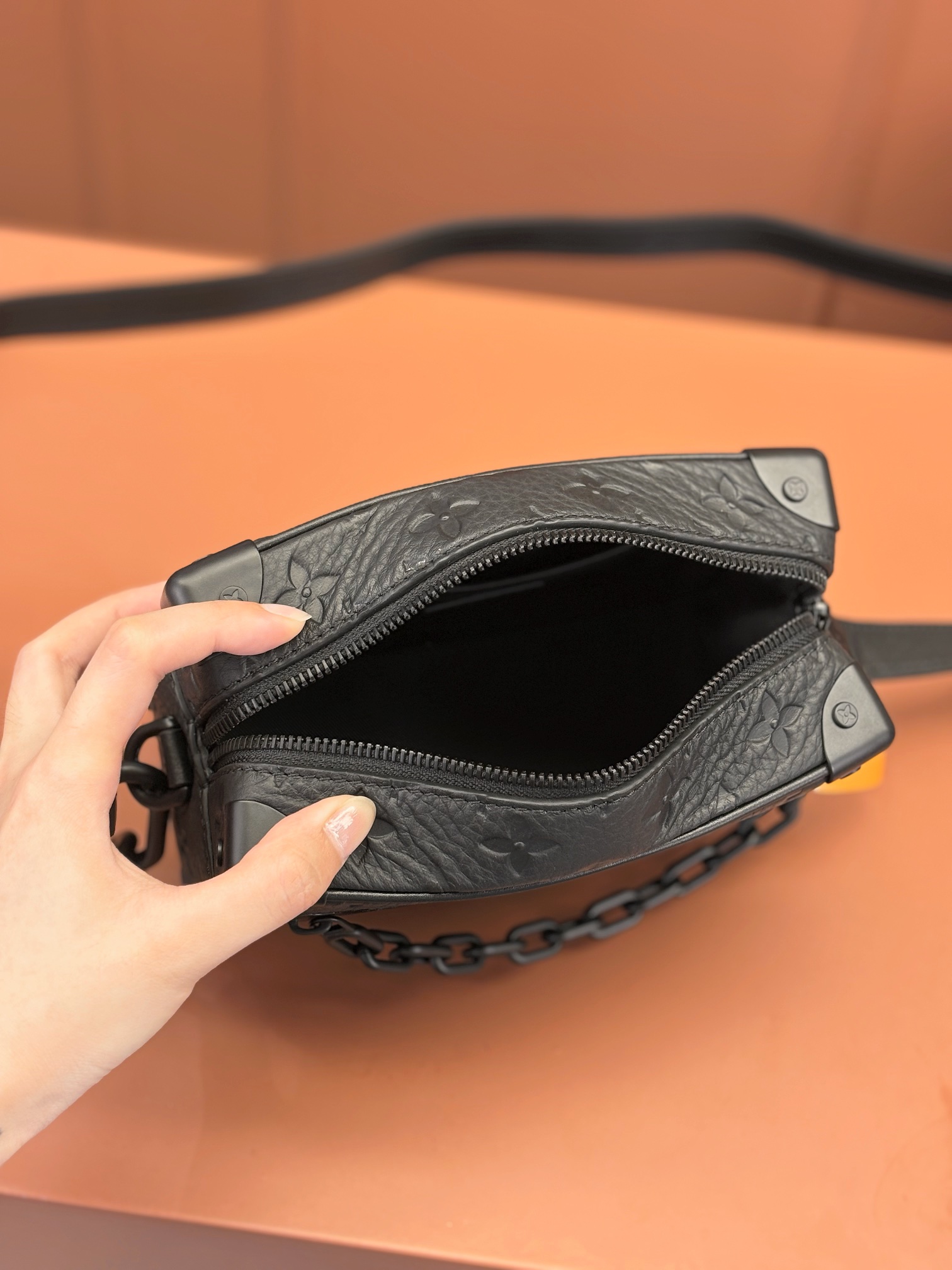 [TOP] Louis Vuitton LV Men's Taurillon Monogram Mini Soft Trunk 18.5x13x8cm - Black