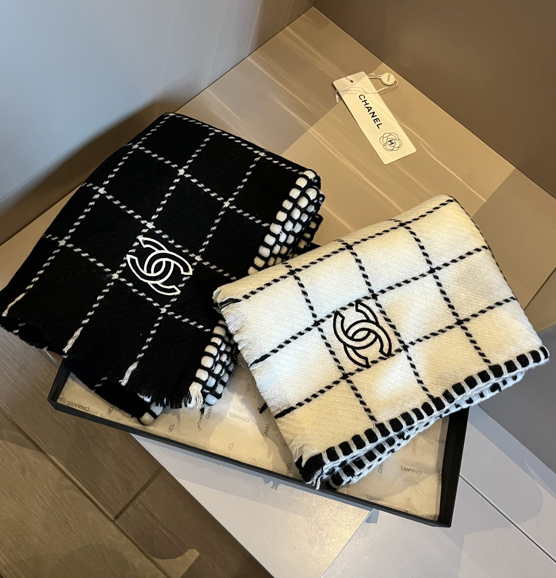 [TOP] CHANEL Cashmere Shawl Scarf with Plaid Pattern 38x185 cm - 2 Colors