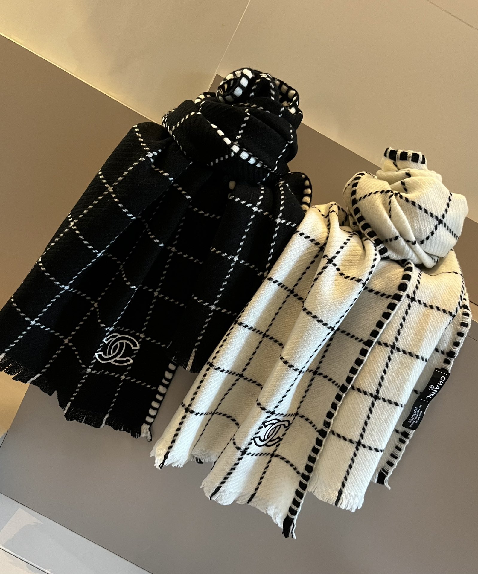 [TOP] CHANEL Cashmere Shawl Scarf with Plaid Pattern 38x185 cm - 2 Colors