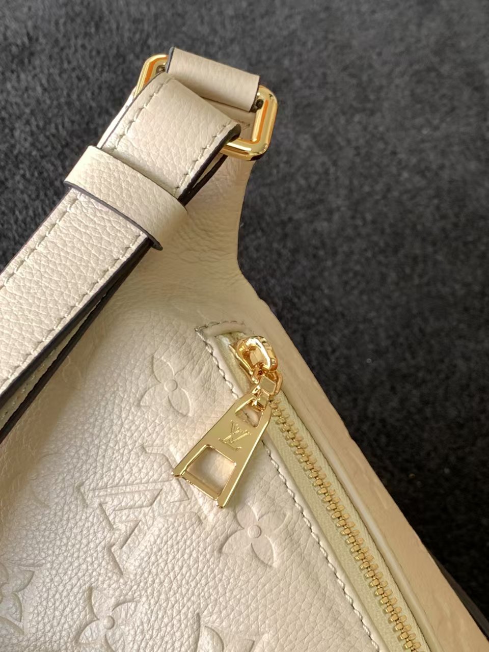 [TOP] Louis Vuitton LV  BumBag Empreinte 37*14*20cm - WHITE
