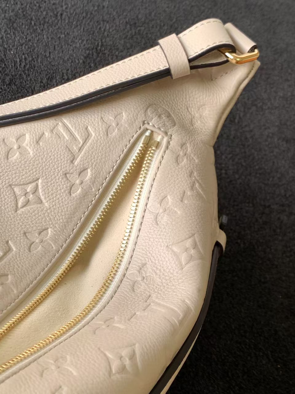 [TOP] Louis Vuitton LV  BumBag Empreinte 37*14*20cm - WHITE