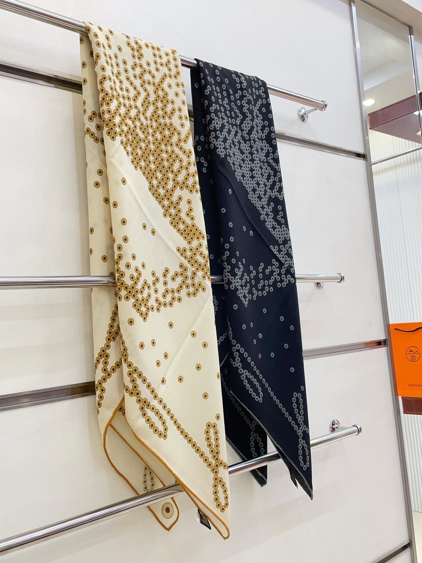 [TOP] HERMES Cashmere Square Scarf 140 x 140 cm - 2 Colors