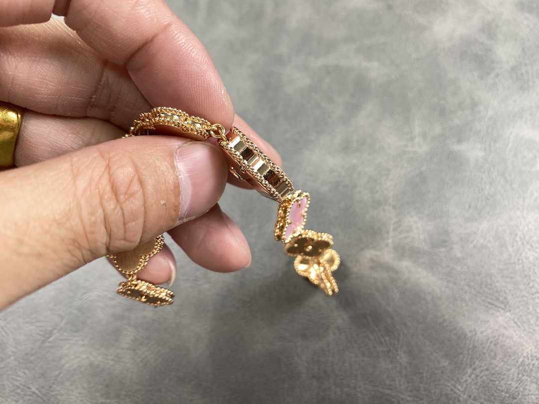 [TOP] Van Cleef & Arpels Sweet Alhambra Bracelet Watch - Gold