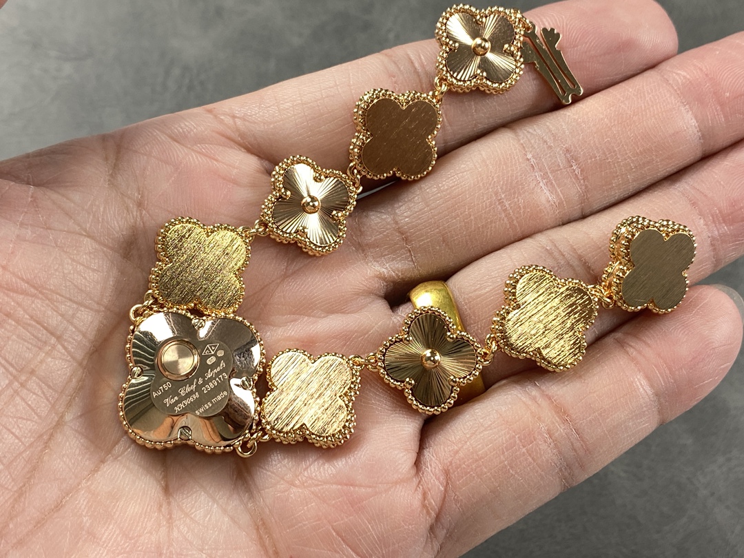 [TOP] Van Cleef & Arpels Sweet Alhambra Bracelet Watch - Gold