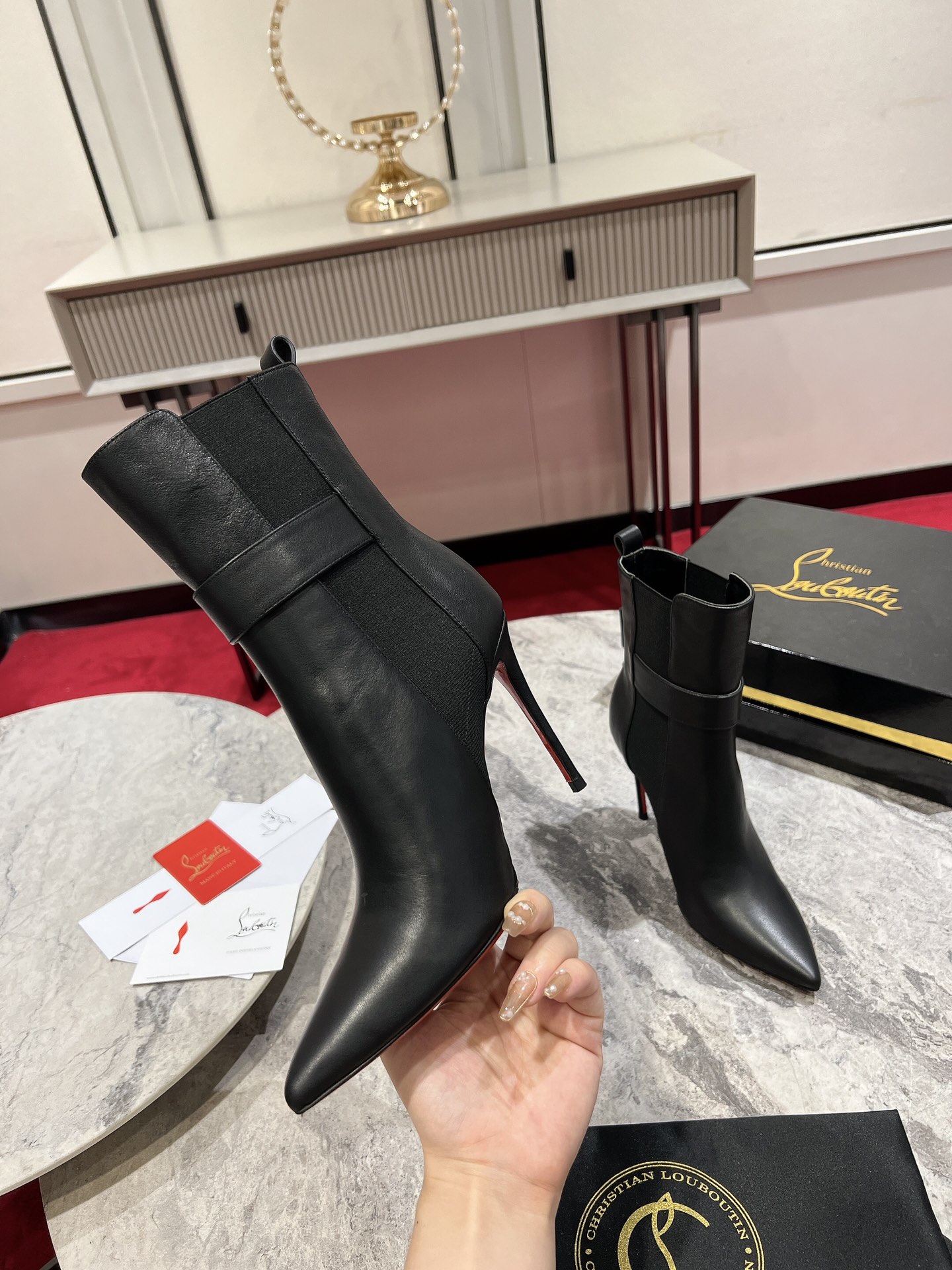 [TOP] Christian Louboutin Short Boots - Black