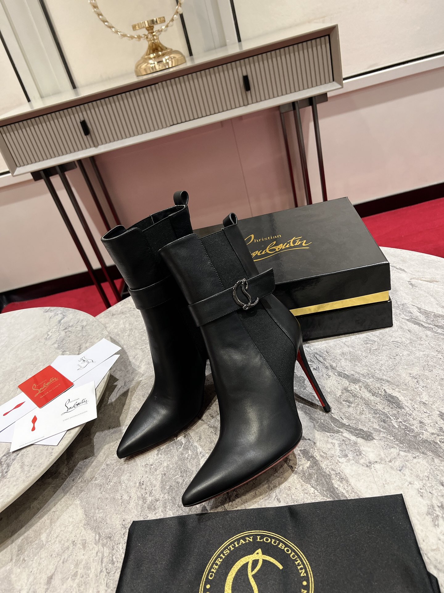 [TOP] Christian Louboutin Short Boots - Black