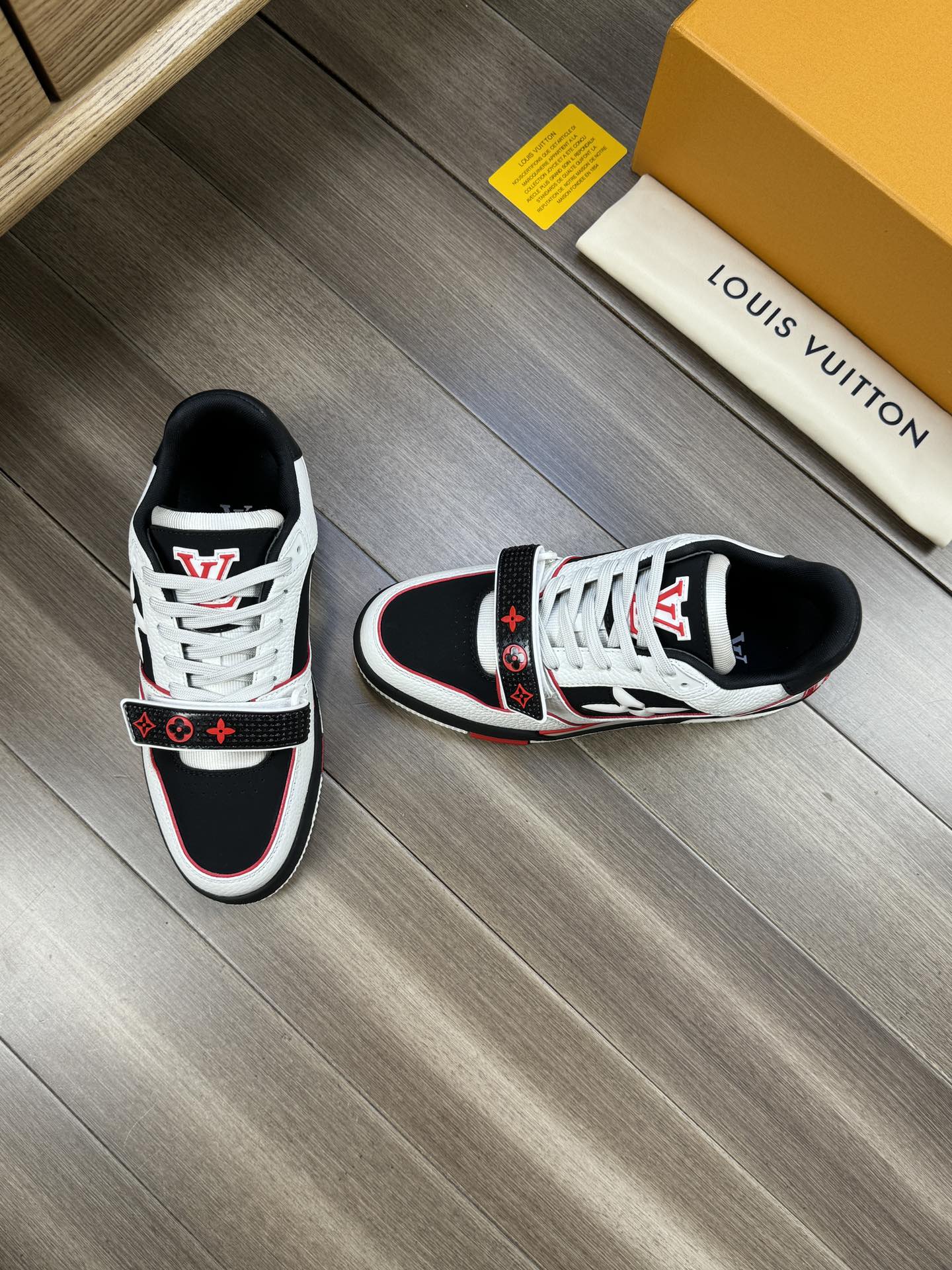 [TOP] Louis Vuitton LV l Men's Shoes - White