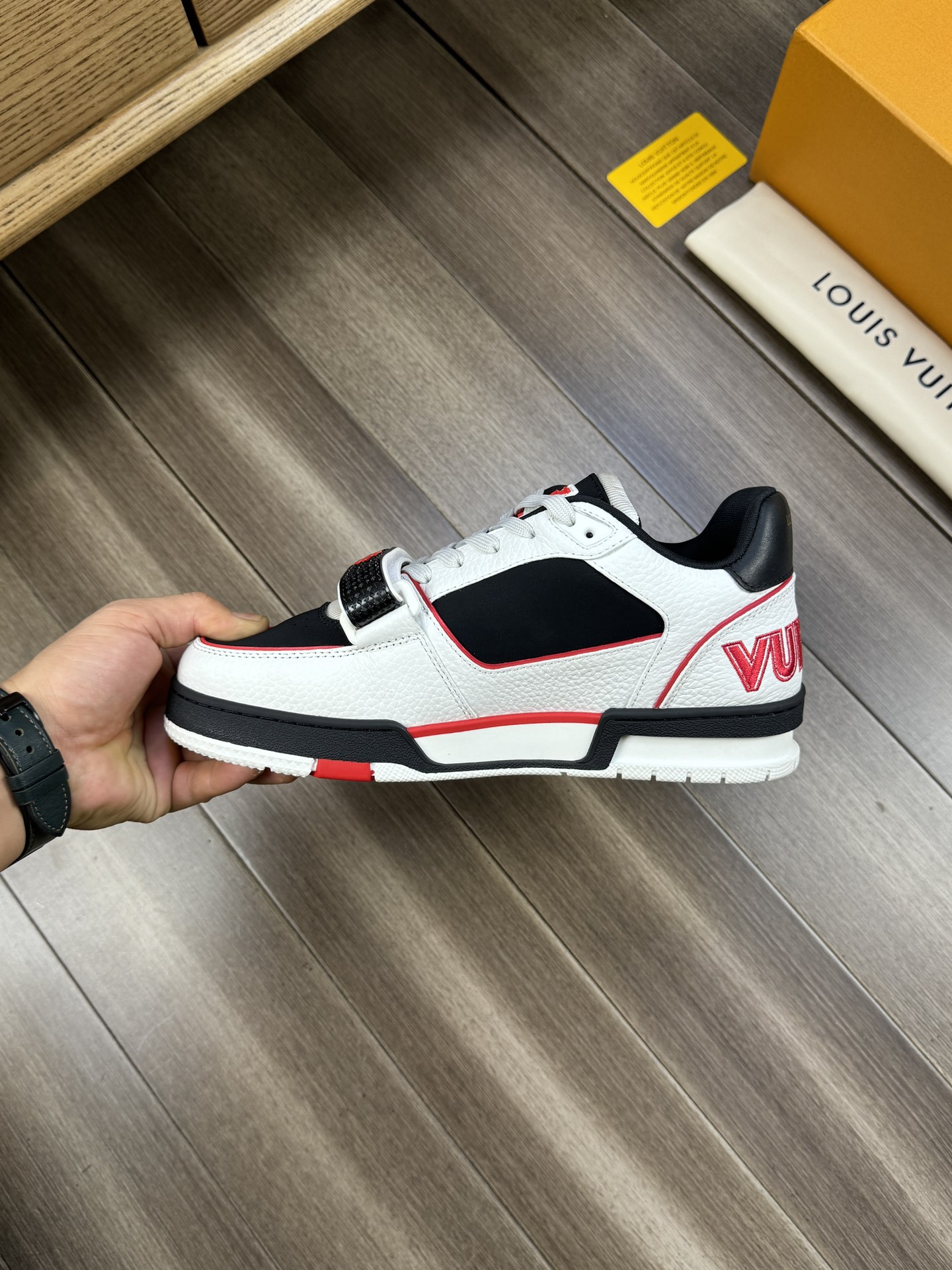 [TOP] Louis Vuitton LV l Men's Shoes - White