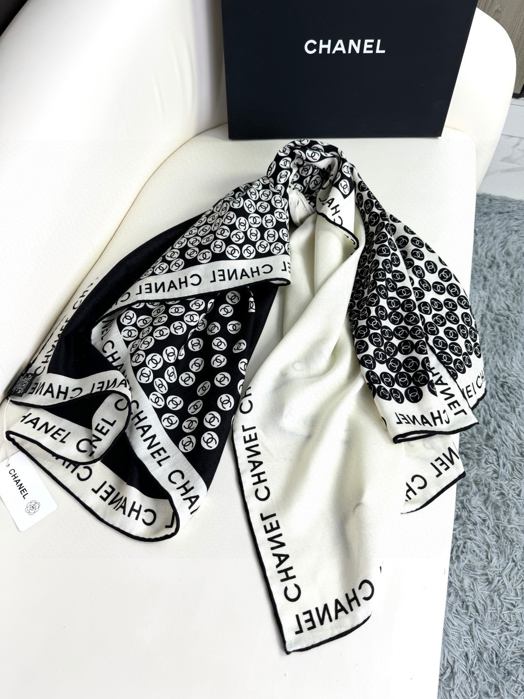 [TOP] CHANEL Bubble Letter Petals Cashmere Scarf 140X140 cm - Black and White