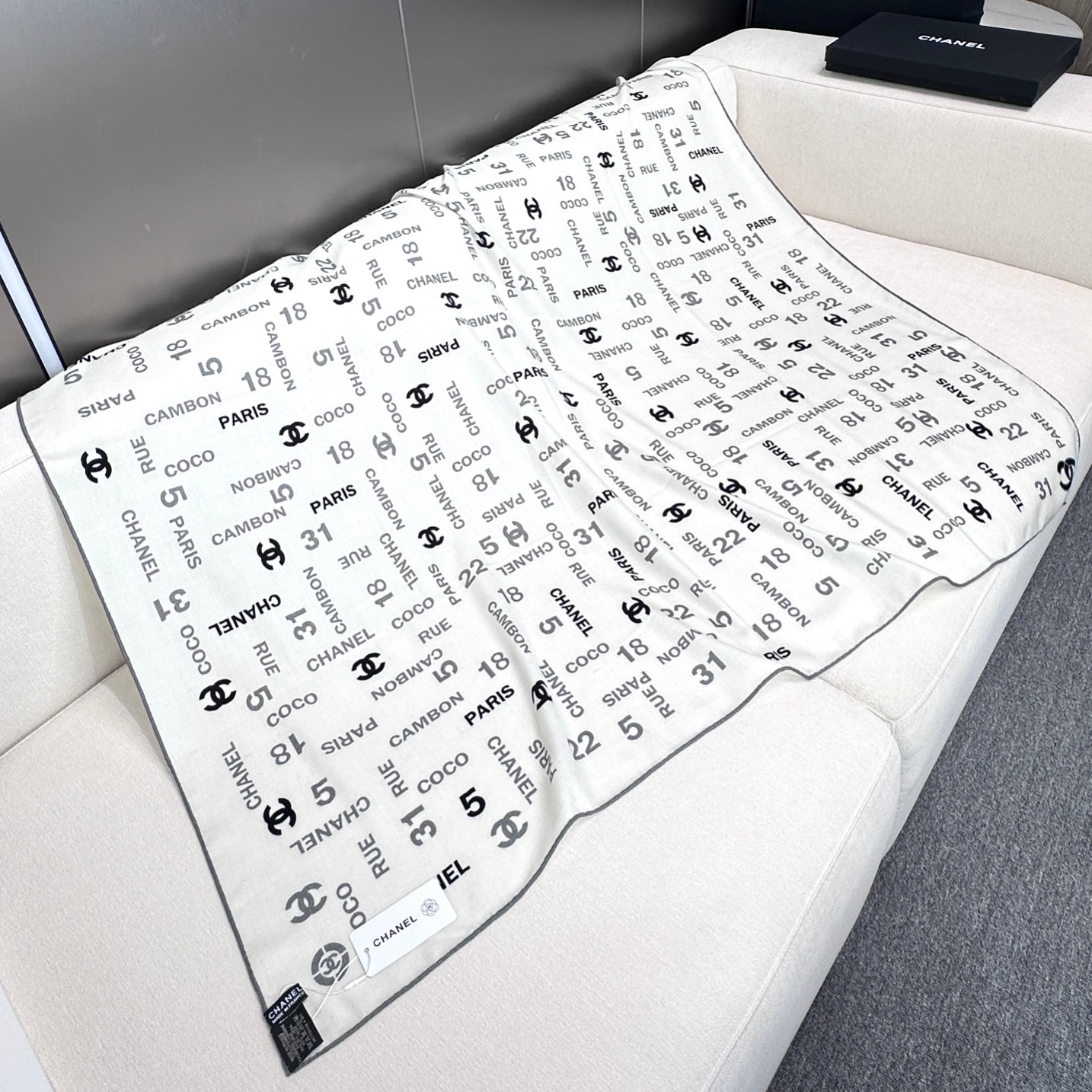 [TOP] CHANEL Cashmere Scarf 140X140 cm - Black and White