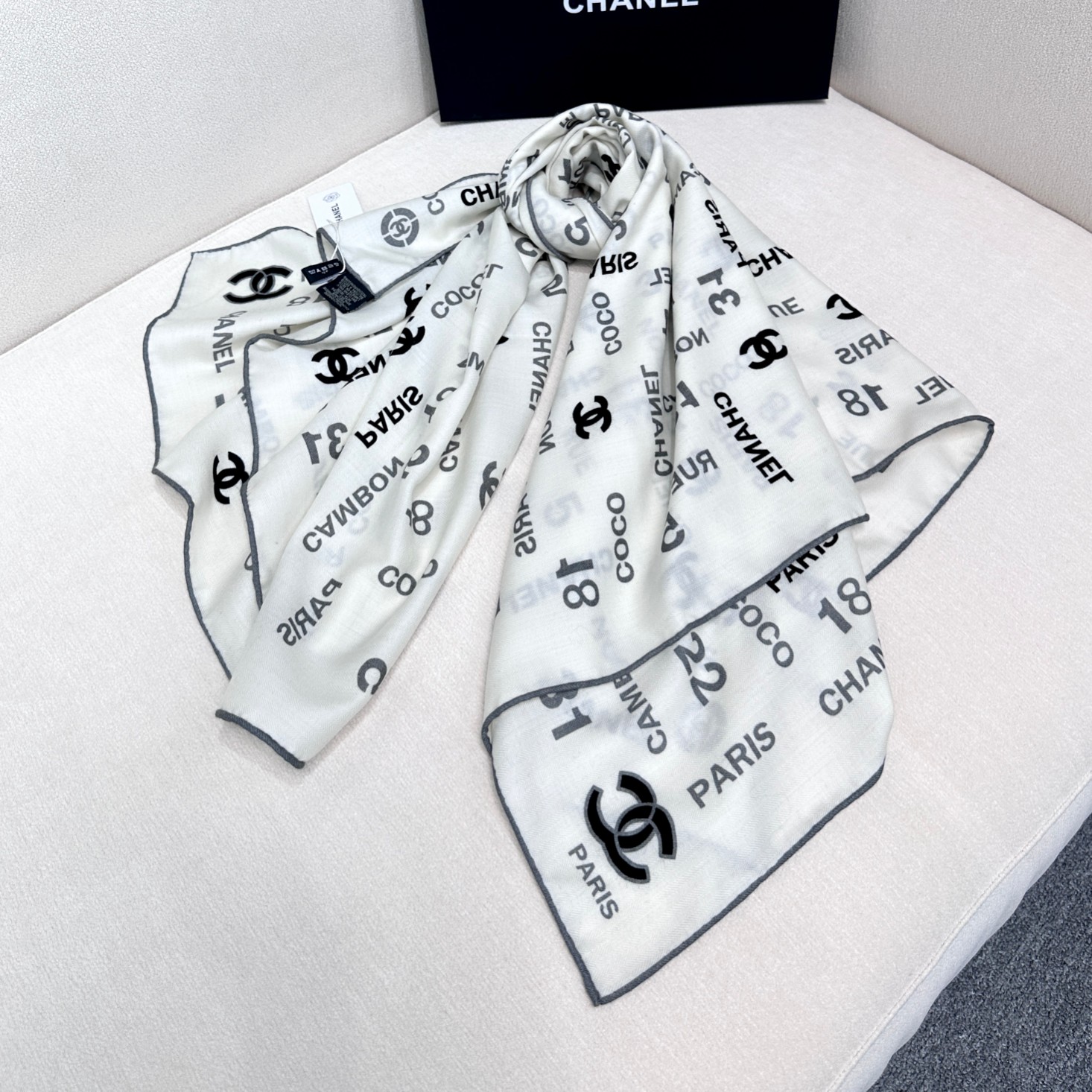 [TOP] CHANEL Cashmere Scarf 140X140 cm - Black and White