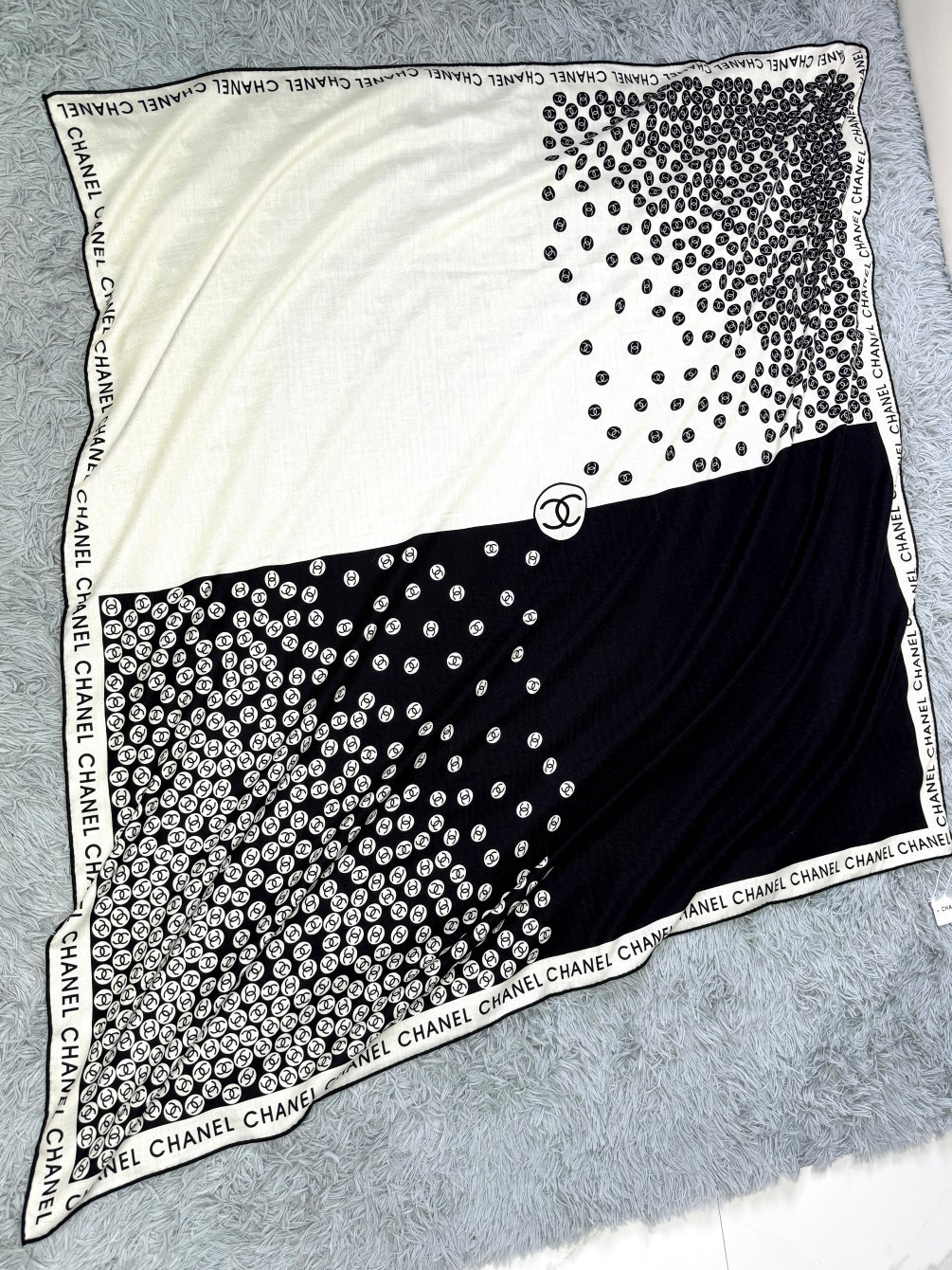 [TOP] CHANEL Bubble Letter Petals Cashmere Scarf 140X140 cm - Black and White