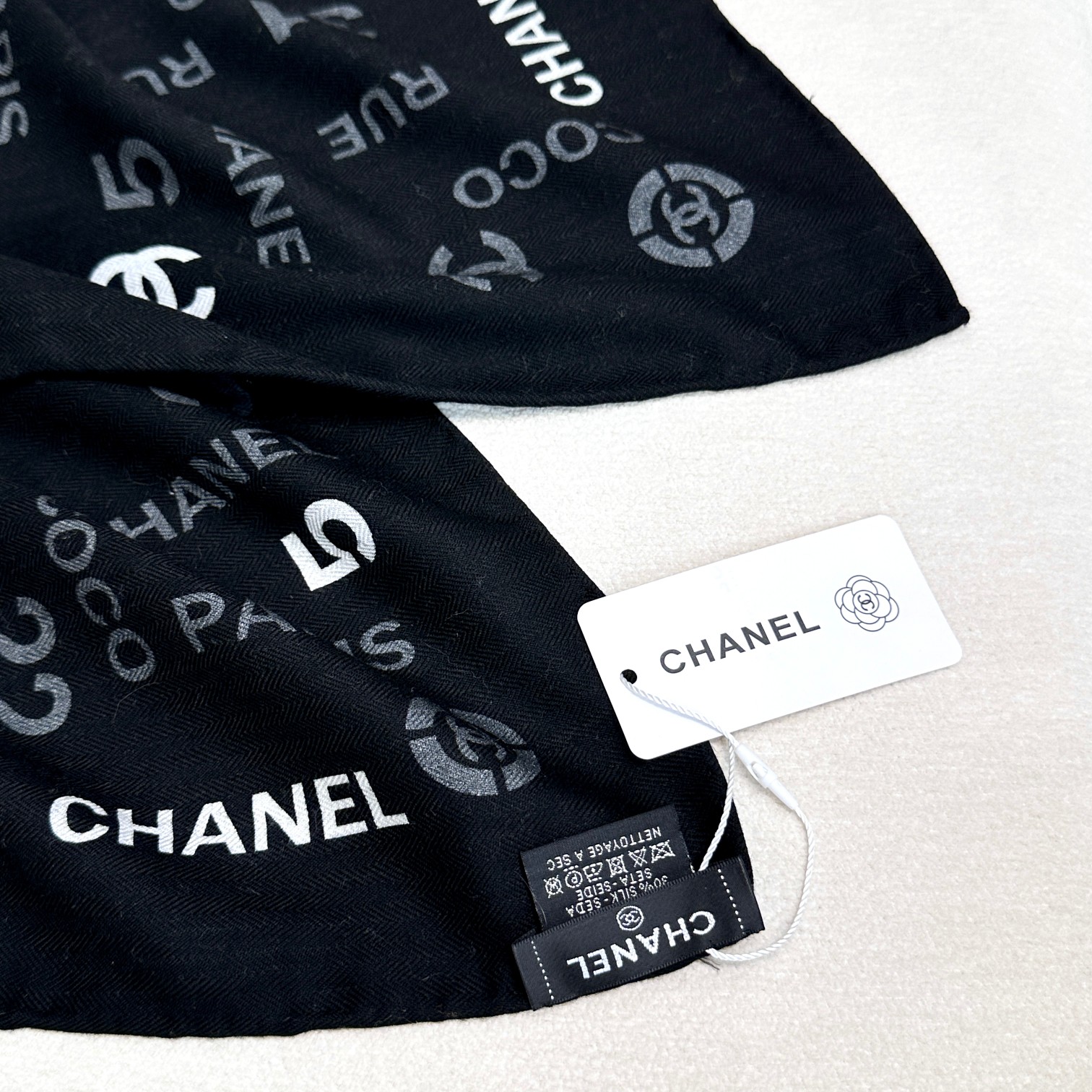 [TOP] CHANEL Cashmere Scarf 140X140 cm - Black and White