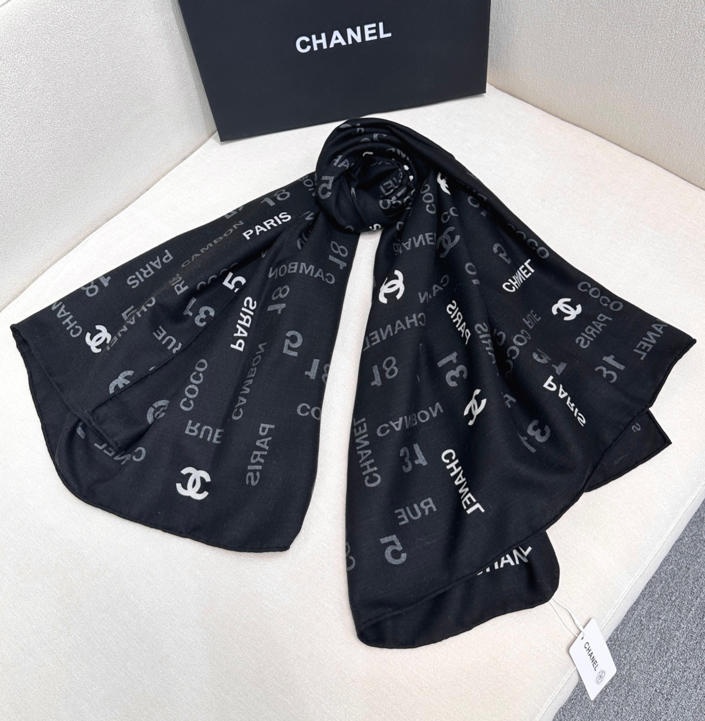 [TOP] CHANEL Cashmere Scarf 140X140 cm - Black and White
