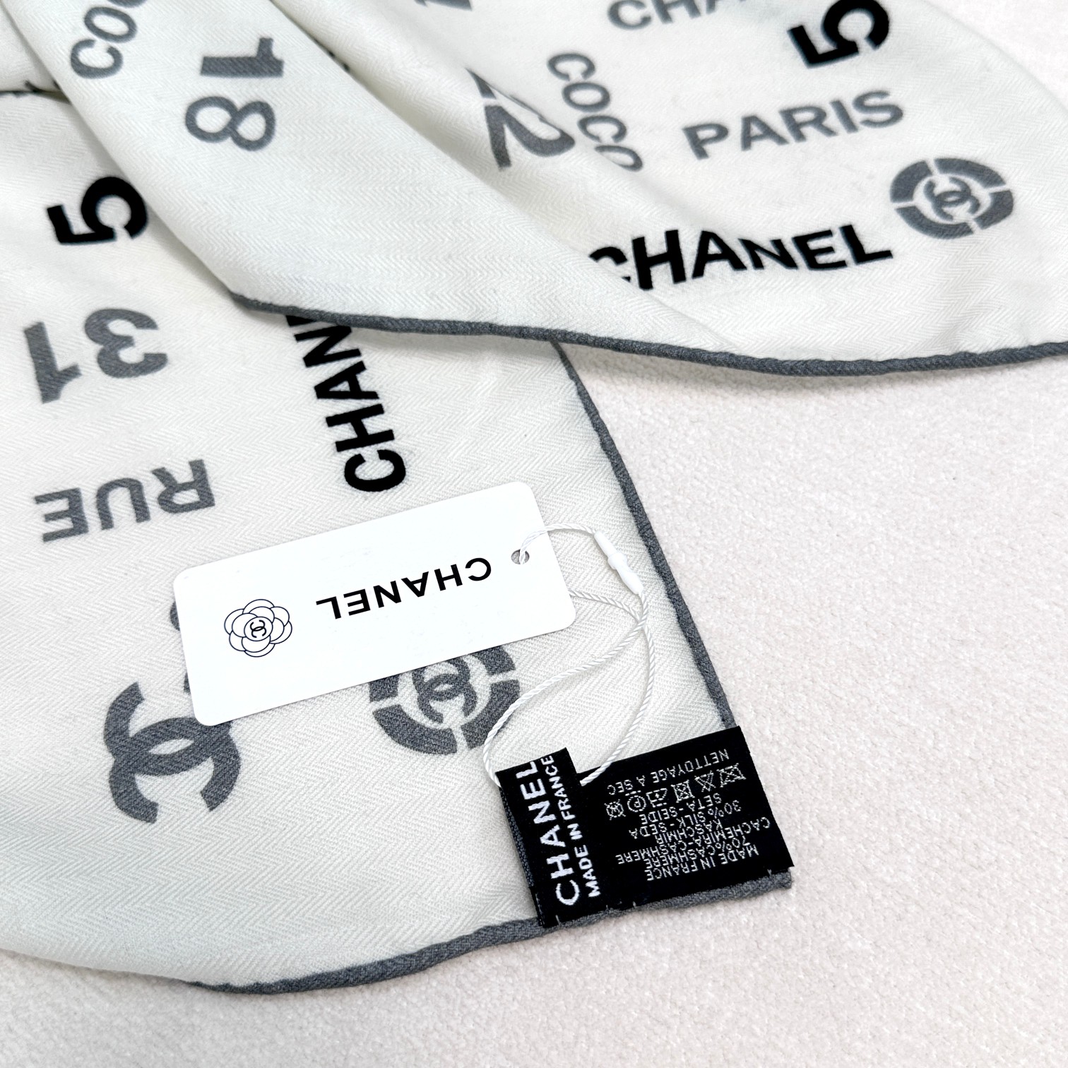[TOP] CHANEL Cashmere Scarf 140X140 cm - Black and White