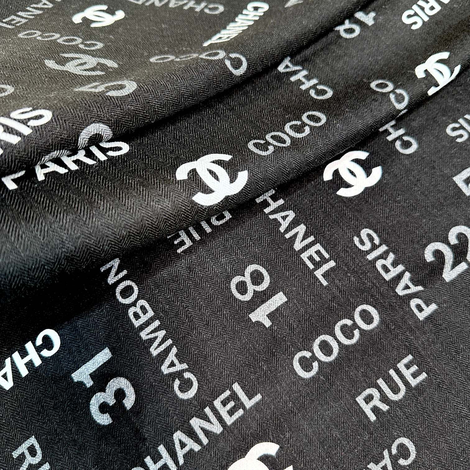 [TOP] CHANEL Cashmere Scarf 140X140 cm - Black and White