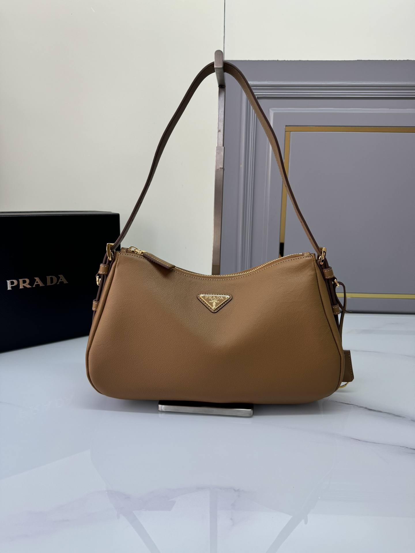 [TOP] PRADA Re-edition 2005 Saffiano Leather Hobo Bag 31x 18 x 10 cm- 2 Colors