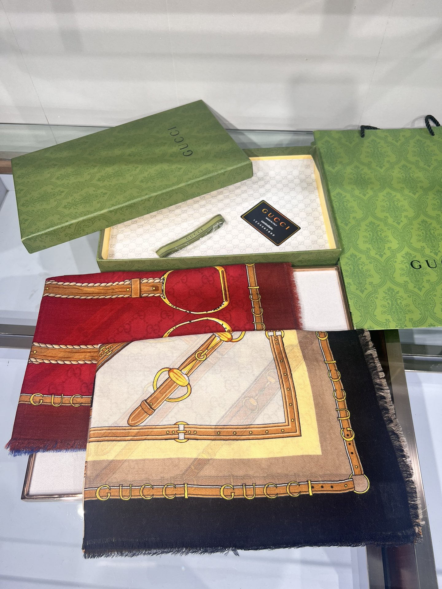 [TOP] GUCCI Square Scarf 140 x 140 cm - 2 Colors