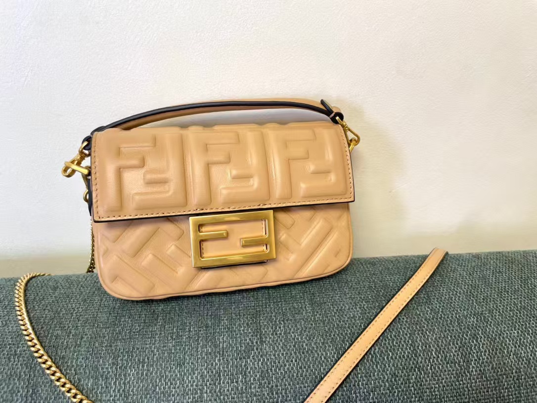 [TOP] FENDI FENDI Baguette Chain Bag 19*4*10cm - 6 Colour