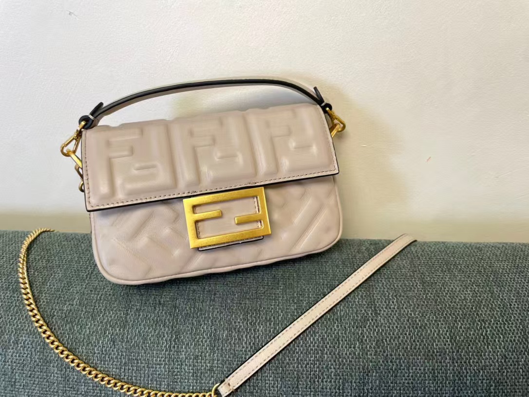 [TOP] FENDI FENDI Baguette Chain Bag 19*4*10cm - 6 Colour