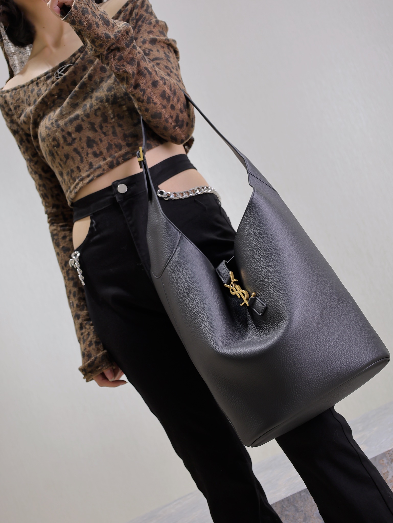 [TOP] Yves Saint Laurent YSL Large Bucket Hobo Bag 26×31.5×13.5cm - Black&GHW