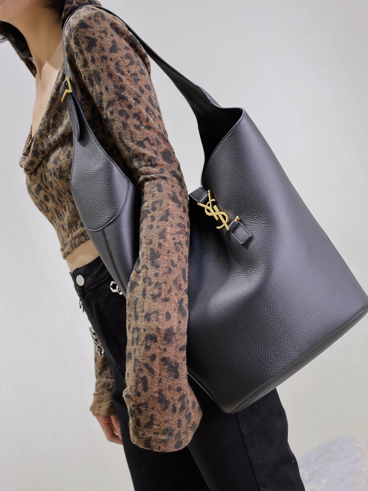 [TOP] Yves Saint Laurent YSL Large Bucket Hobo Bag 26×31.5×13.5cm - Black&GHW