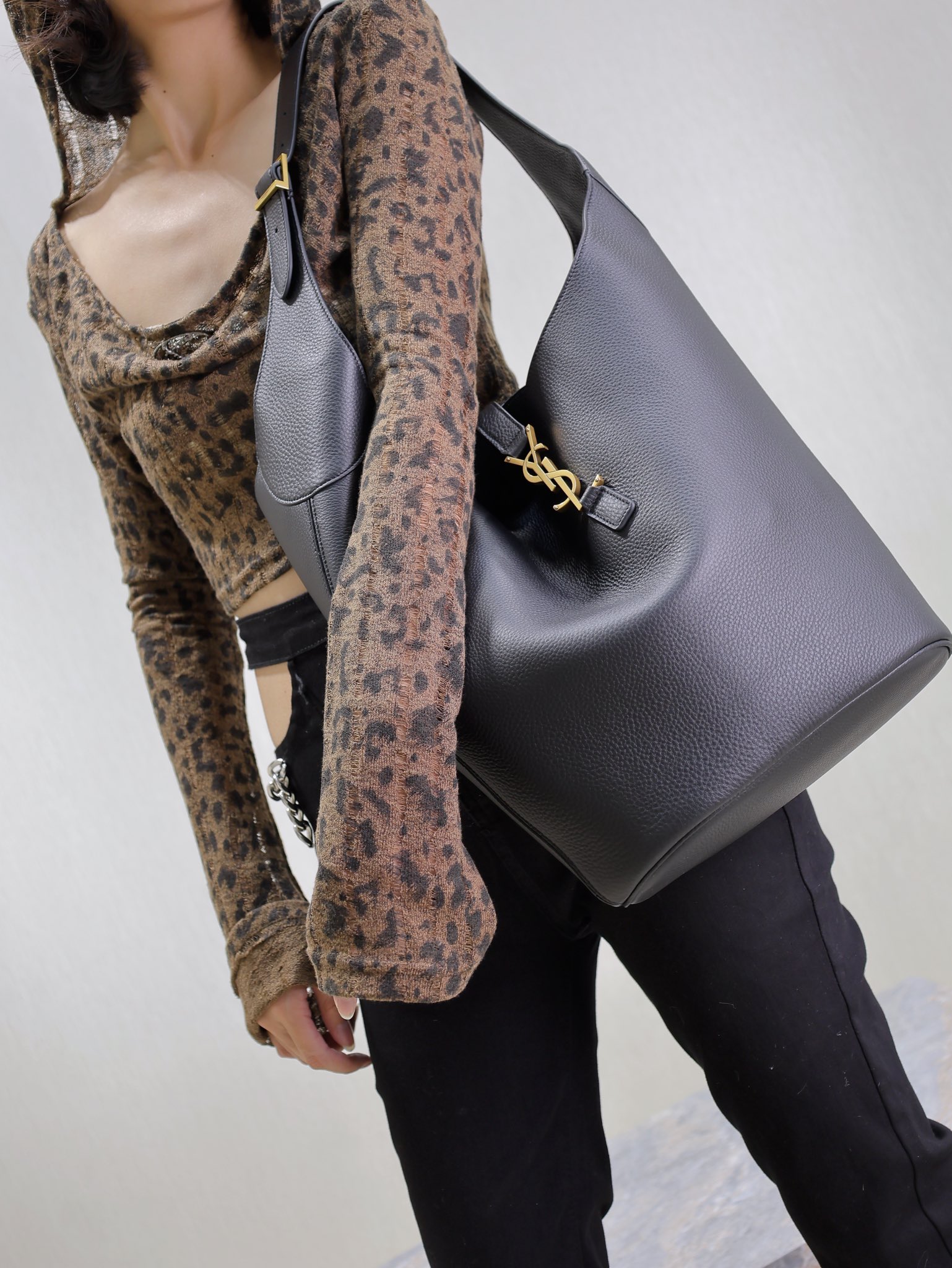 [TOP] Yves Saint Laurent YSL Large Bucket Hobo Bag 26×31.5×13.5cm - Black&GHW