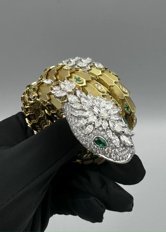 [TOP] BVLGARI Diamond and Emerald Eyes Serpenti Necklace+Bracelet Set-Yellow Gold