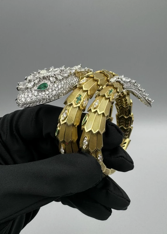 [TOP] BVLGARI Diamond and Emerald Eyes Serpenti Necklace+Bracelet Set-Yellow Gold