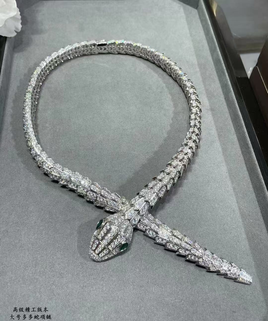 [TOP] BVLGARI Diamond and Emerald Eyes Serpenti Necklace+Bracelet Set-Sliver