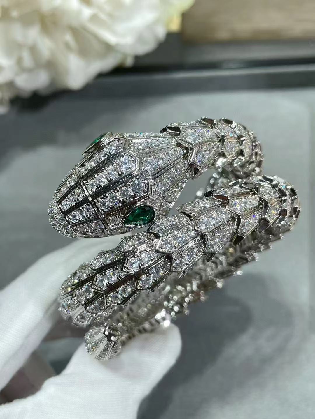 [TOP] BVLGARI Diamond and Emerald Eyes Serpenti Necklace+Bracelet Set-Sliver