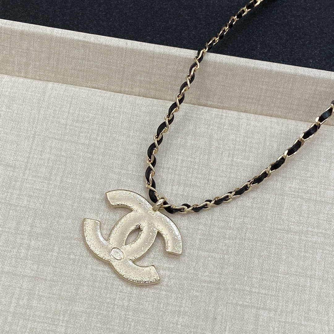 [TOP] CHANEL Necklace with CC Pendant - Gold
