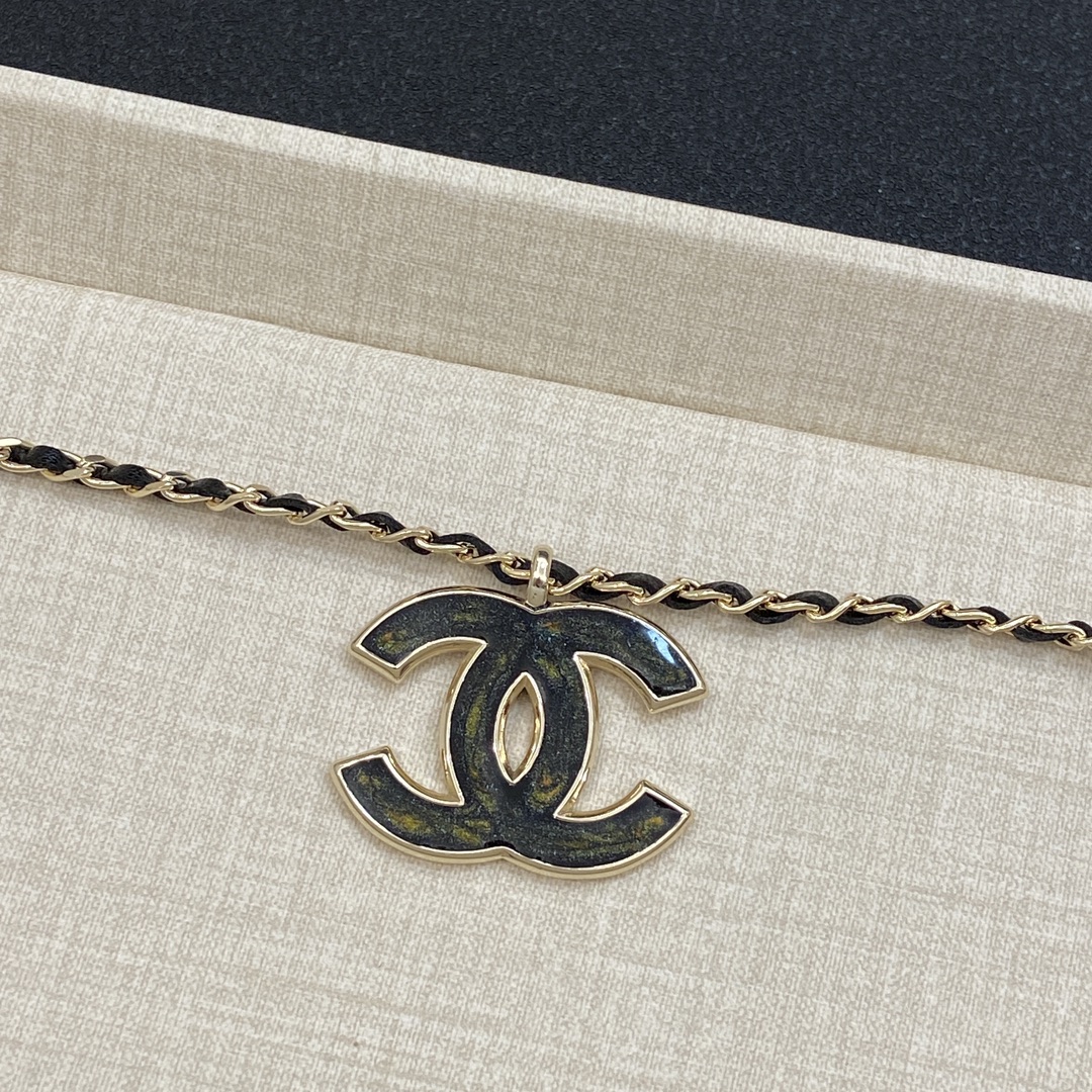 [TOP] CHANEL Necklace with CC Pendant - Gold