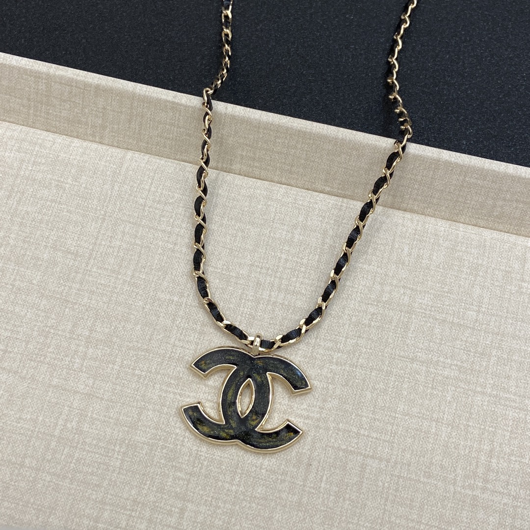 [TOP] CHANEL Necklace with CC Pendant - Gold