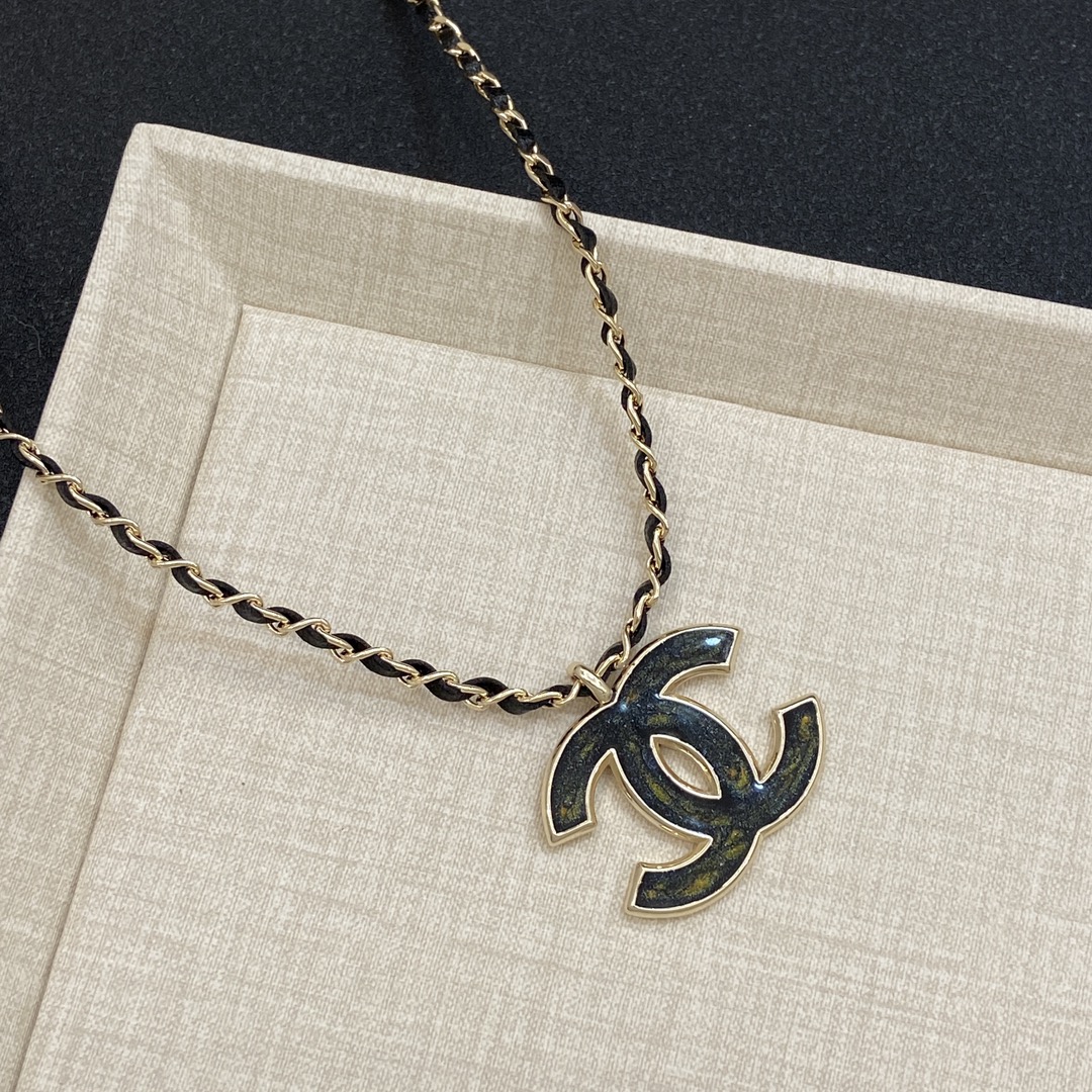 [TOP] CHANEL Necklace with CC Pendant - Gold