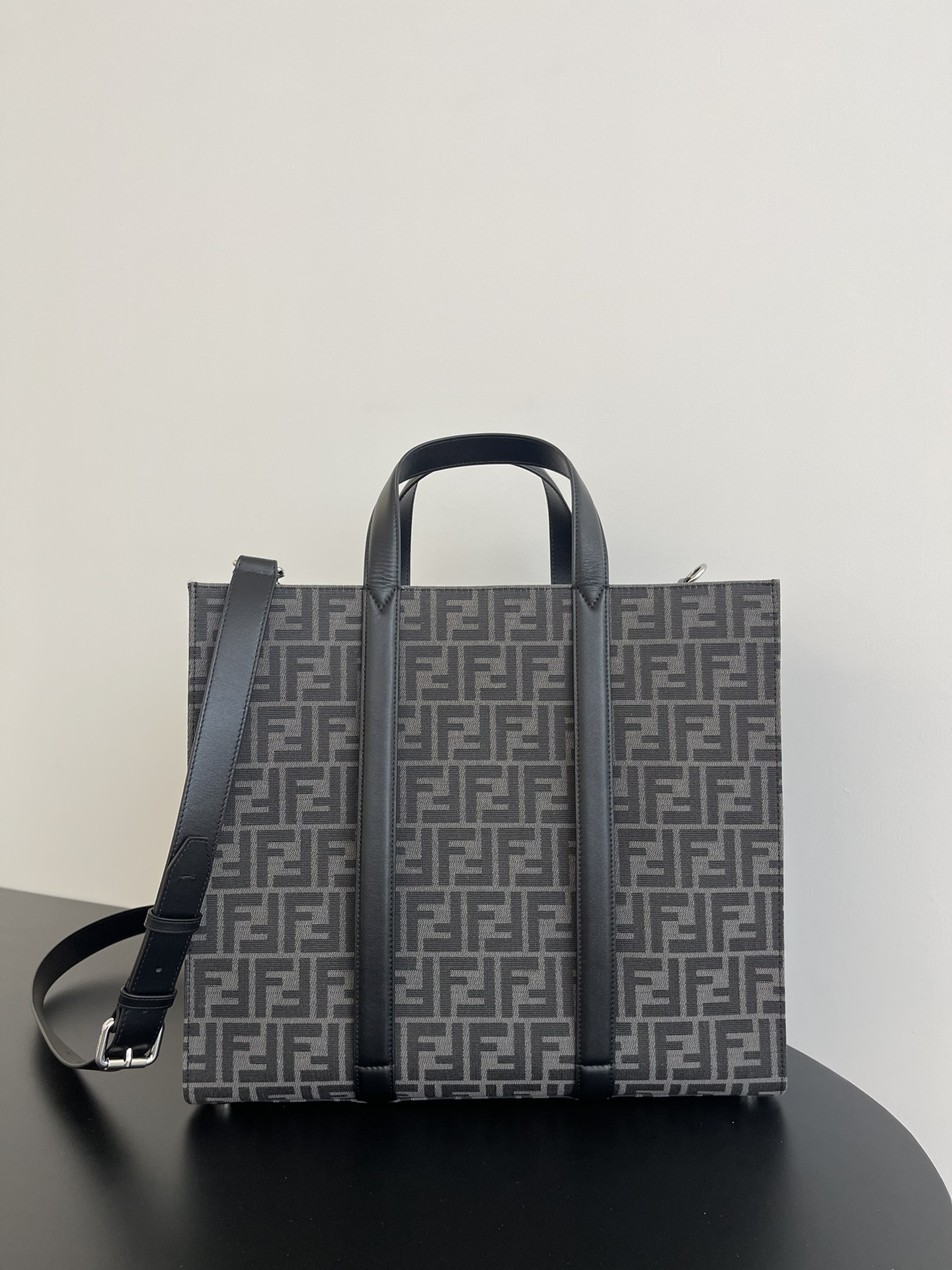 [TOP] FENDI Men's Large Capacity Tote Bag 41x35x19cm - 2 Color