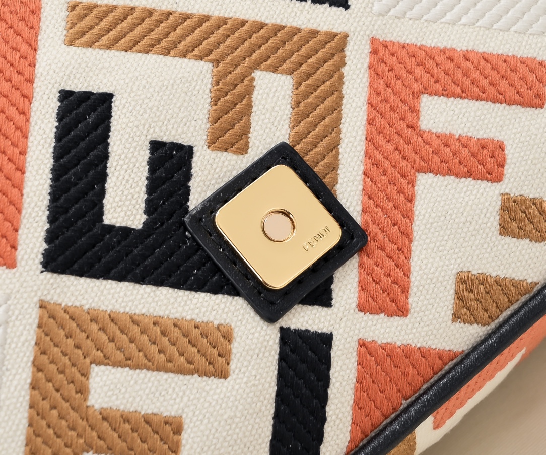 [TOP] FENDI Canvas Baguette Bag 27×6×14cm - Beige