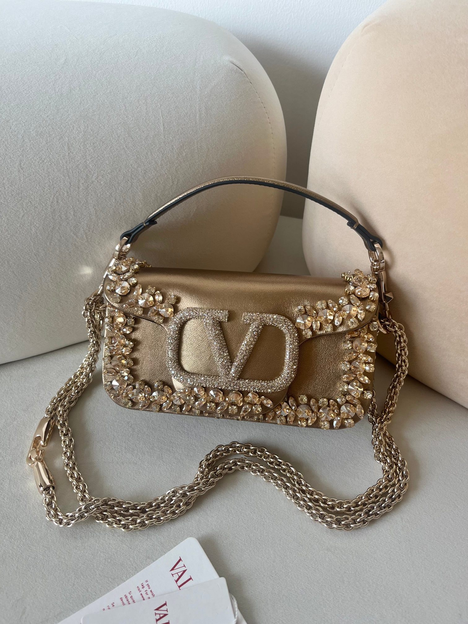[TOP] VALENTINO Garavani Loco Bag with 3D Embroidery 19x10.5x5cm - 2 Colors