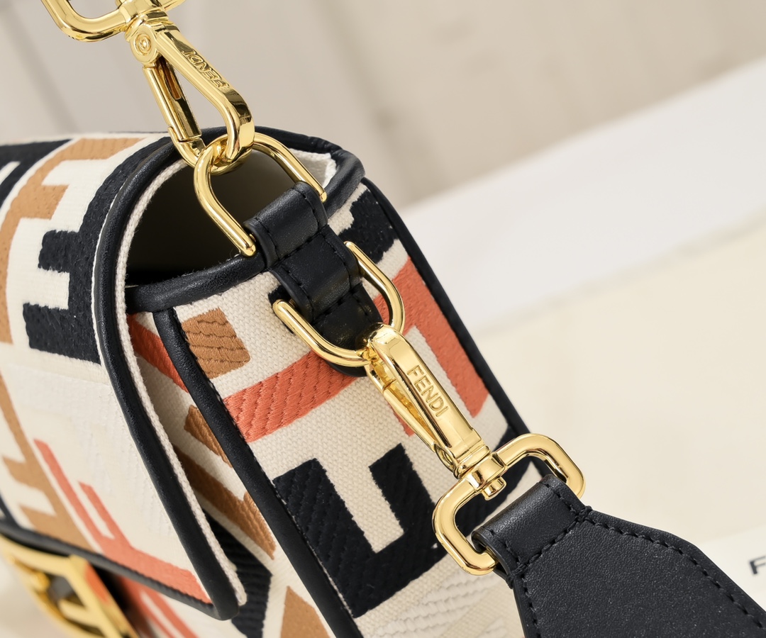 [TOP] FENDI Canvas Baguette Bag 27×6×14cm - Beige