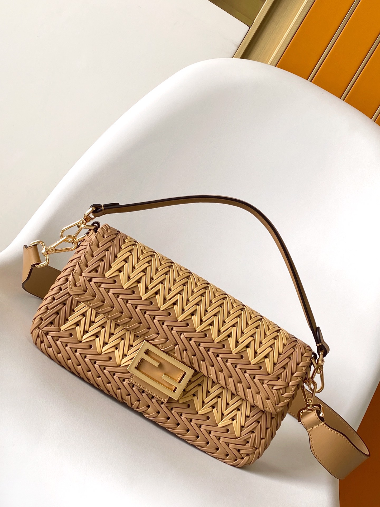 [TOP] FENDI FENDI Baguette Bag Hand-Woven Bag Made Of All Cowhide 27×6.5×15 cm - 3 Colour