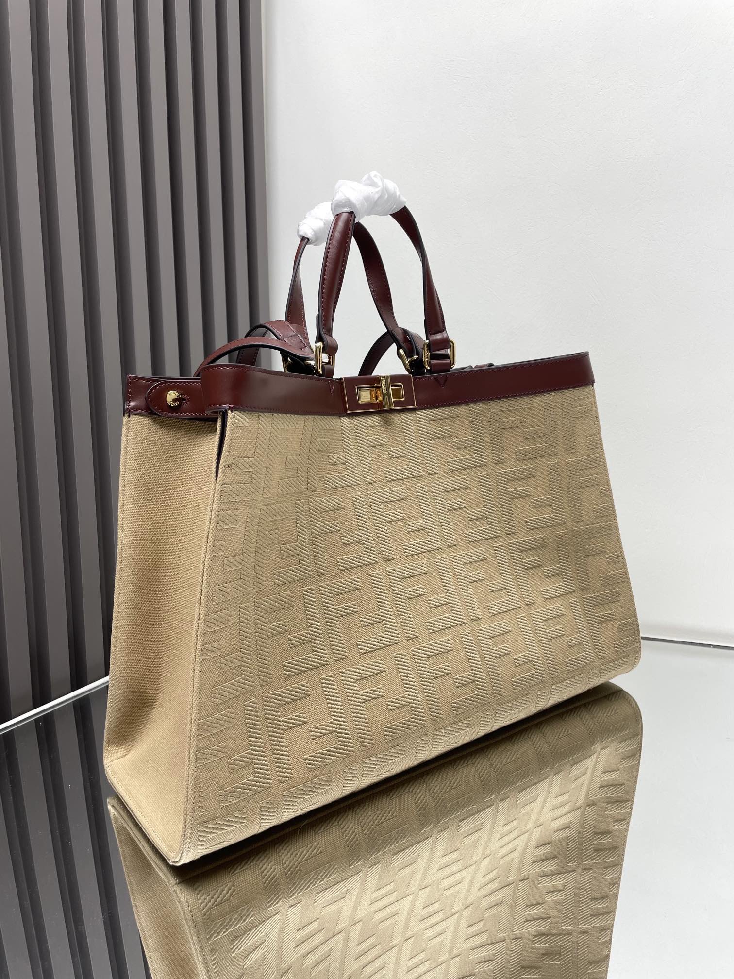 [TOP] FENDI Peekaboo X-Tote Bag 41x16x30cm - Apricot