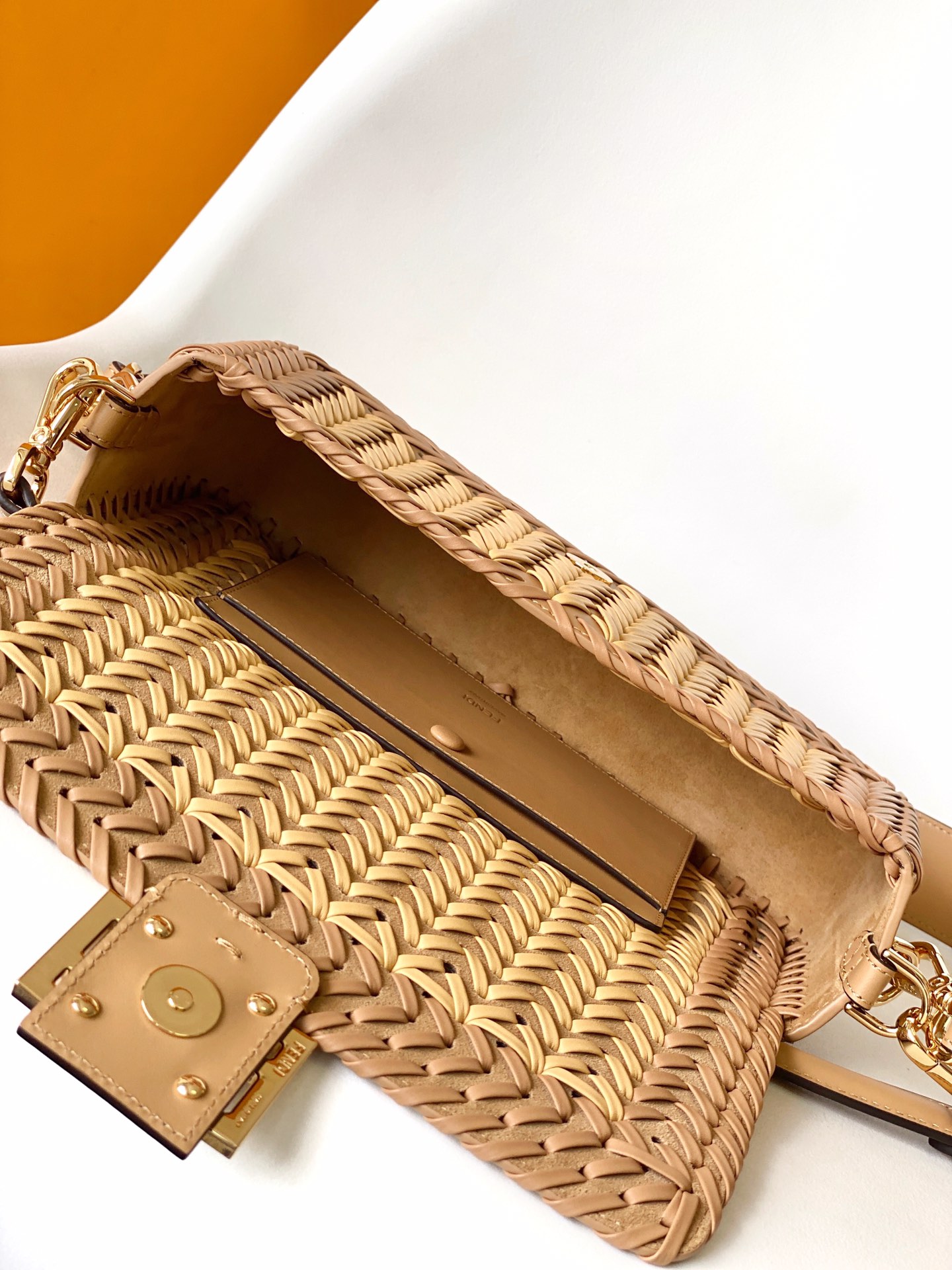 [TOP] FENDI FENDI Baguette Bag Hand-Woven Bag Made Of All Cowhide 27×6.5×15 cm - 3 Colour