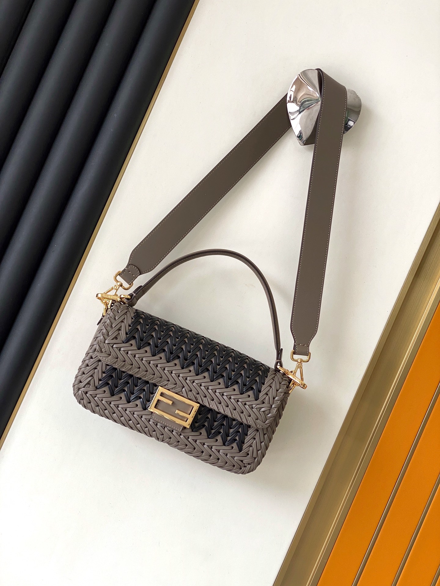 [TOP] FENDI FENDI Baguette Bag Hand-Woven Bag Made Of All Cowhide 27×6.5×15 cm - 3 Colour
