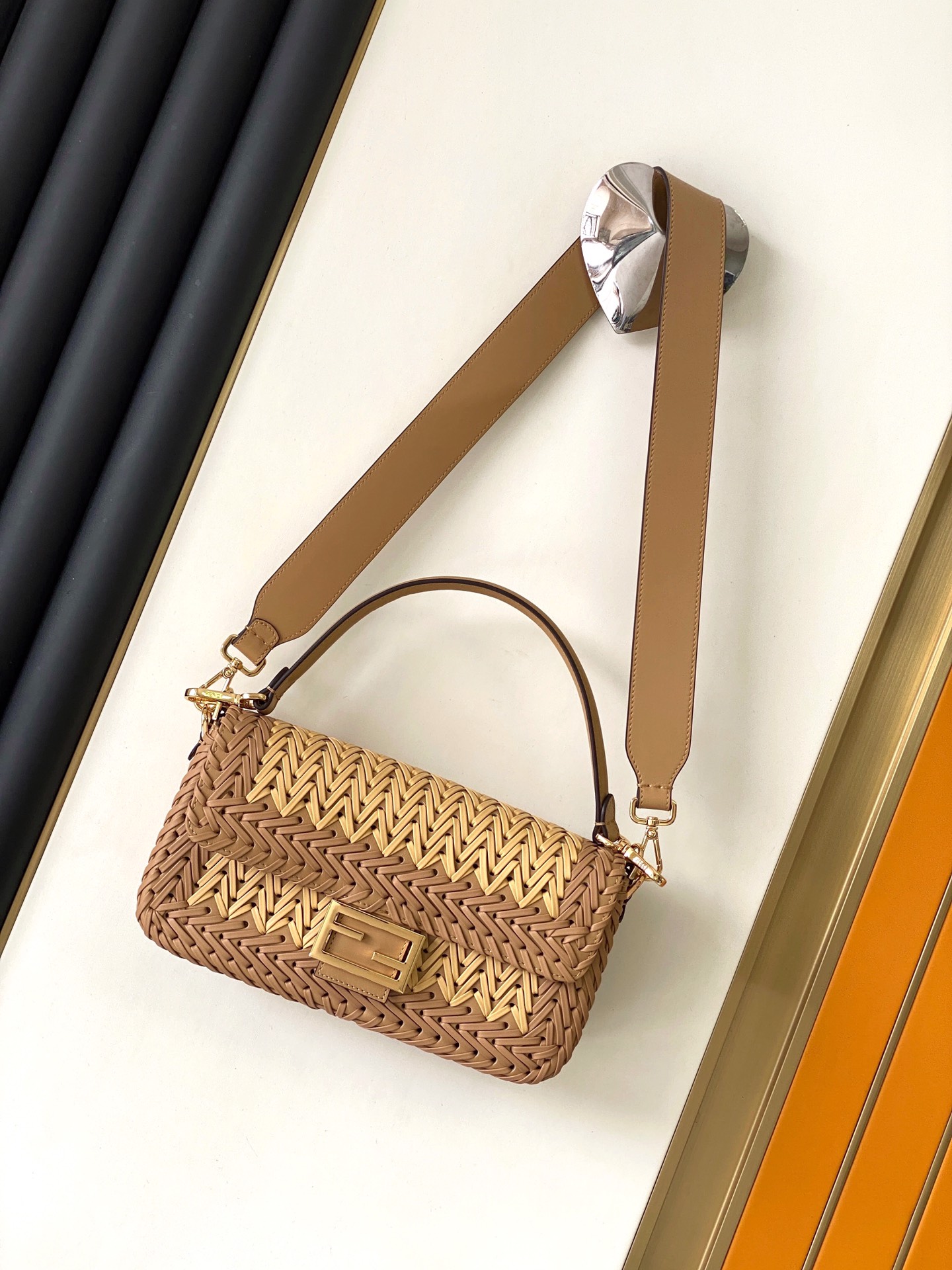 [TOP] FENDI FENDI Baguette Bag Hand-Woven Bag Made Of All Cowhide 27×6.5×15 cm - 3 Colour