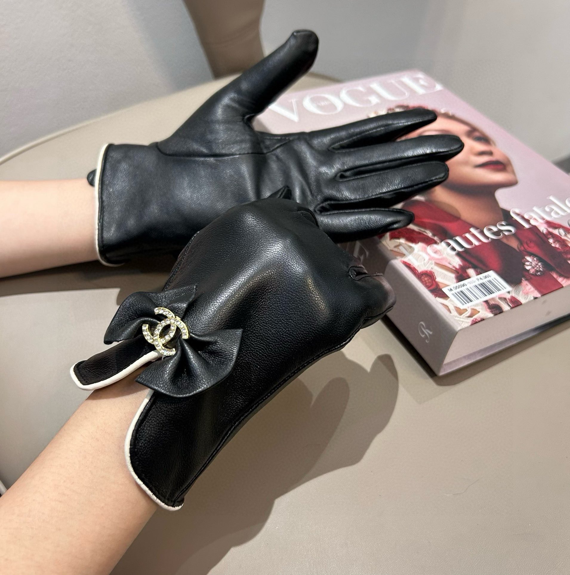 [TOP] CHANEL Gloves - Black