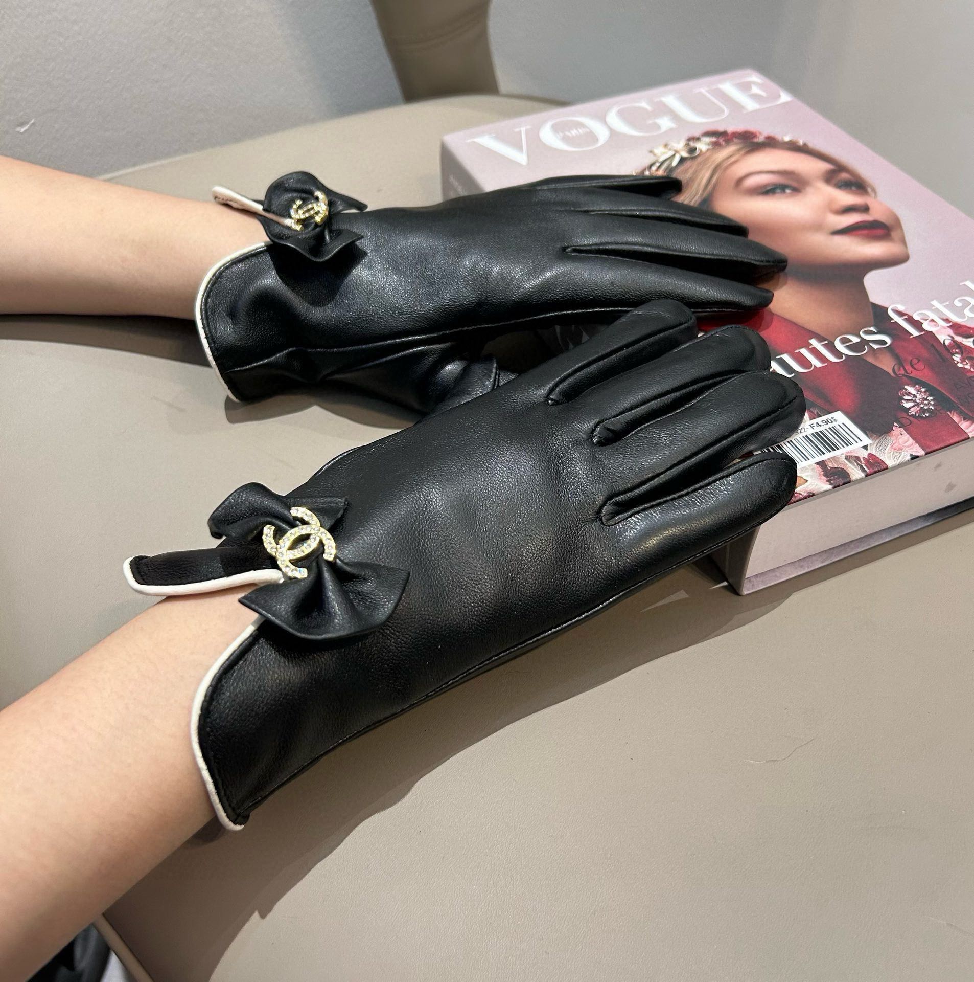 [TOP] CHANEL Gloves - Black