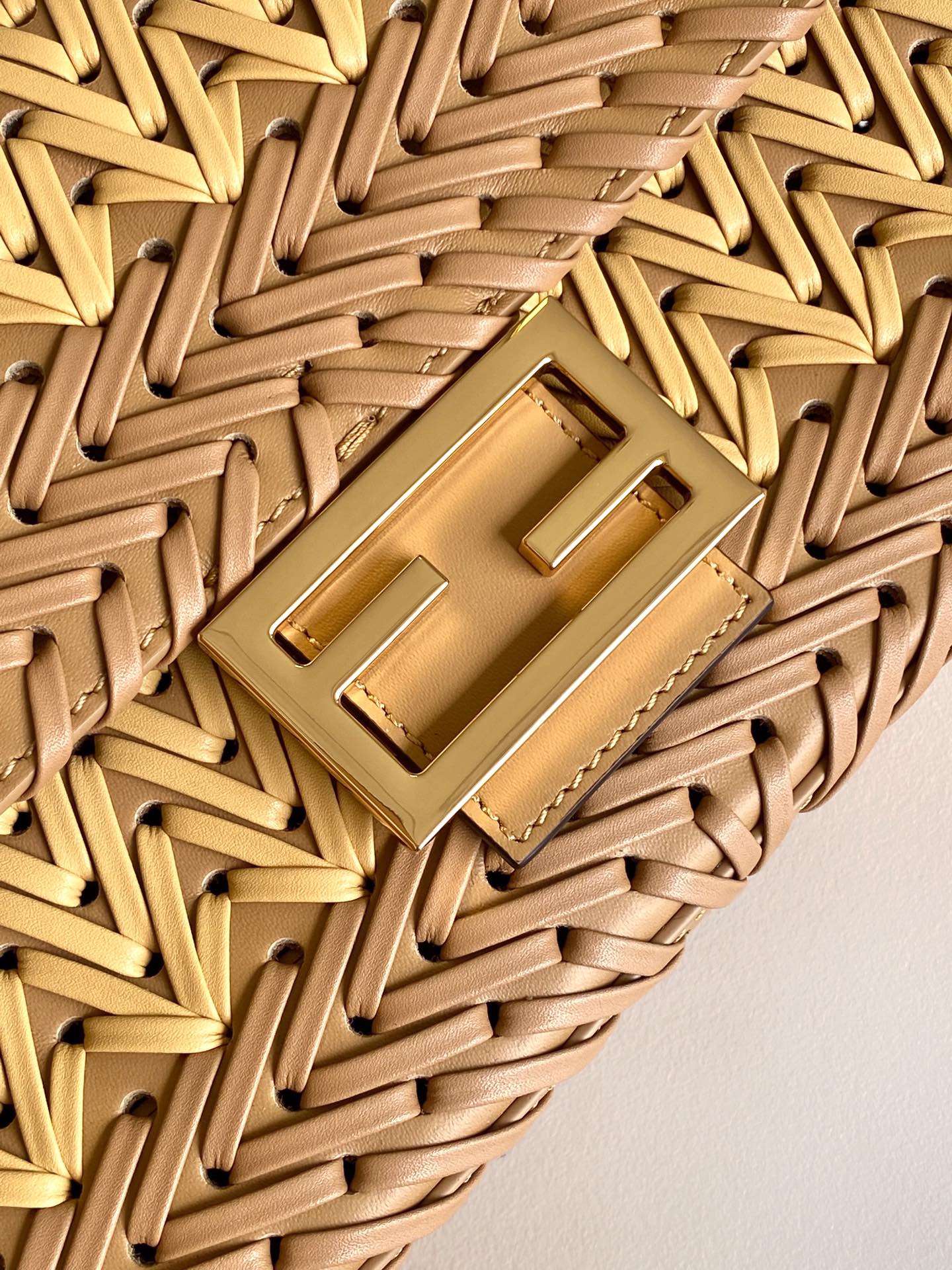 [TOP] FENDI FENDI Baguette Bag Hand-Woven Bag Made Of All Cowhide 27×6.5×15 cm - 3 Colour