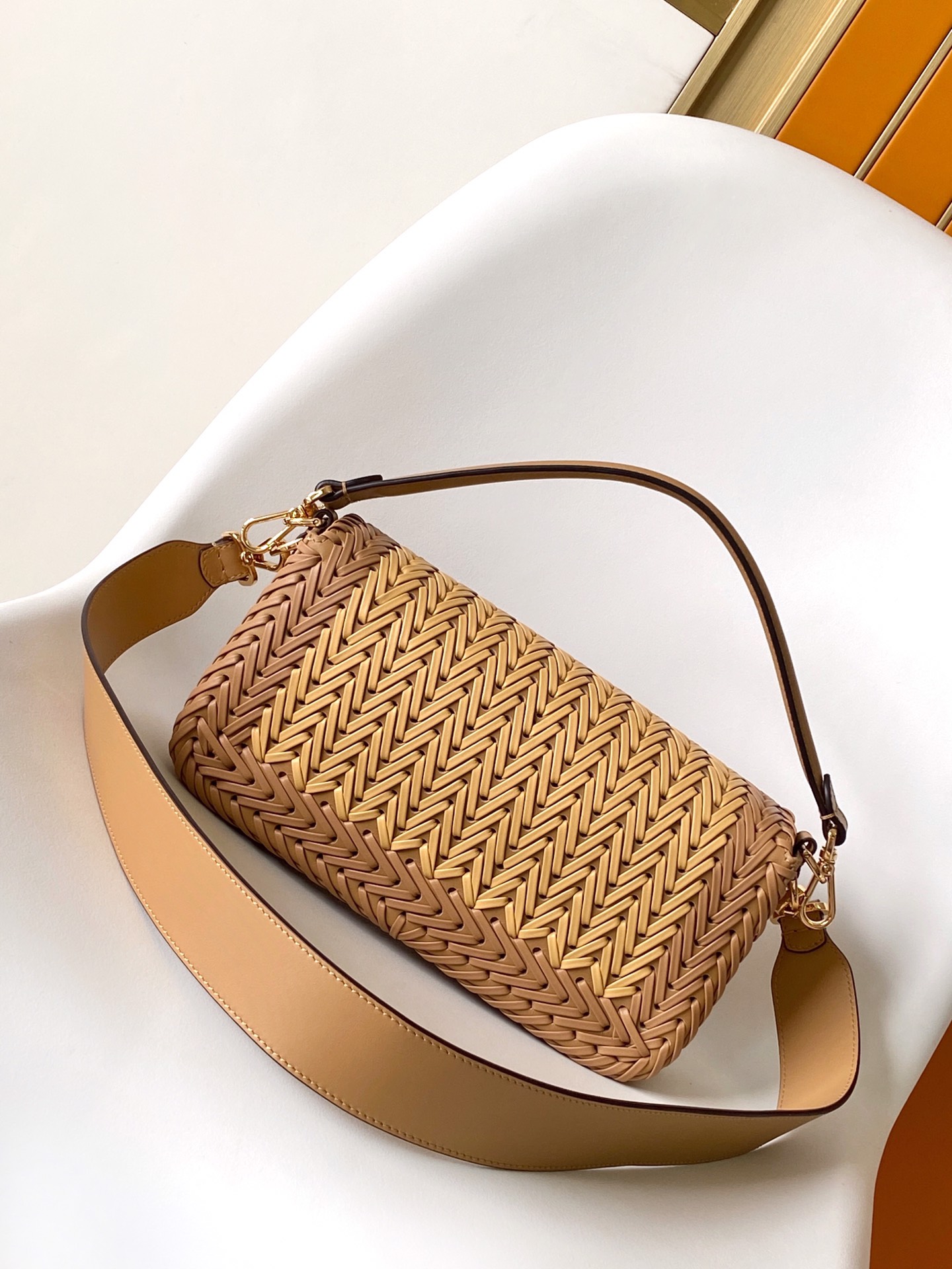 [TOP] FENDI FENDI Baguette Bag Hand-Woven Bag Made Of All Cowhide 27×6.5×15 cm - 3 Colour