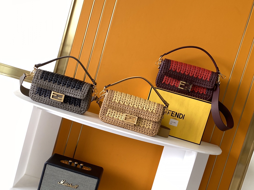 [TOP] FENDI FENDI Baguette Bag Hand-Woven Bag Made Of All Cowhide 27×6.5×15 cm - 3 Colour