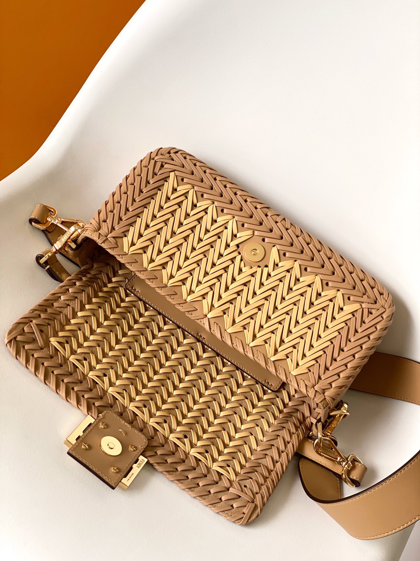 [TOP] FENDI FENDI Baguette Bag Hand-Woven Bag Made Of All Cowhide 27×6.5×15 cm - 3 Colour